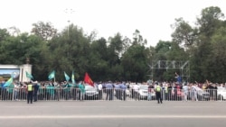 Жогорку соттун алдына митингге чыккандар. 1-сентябрь. 