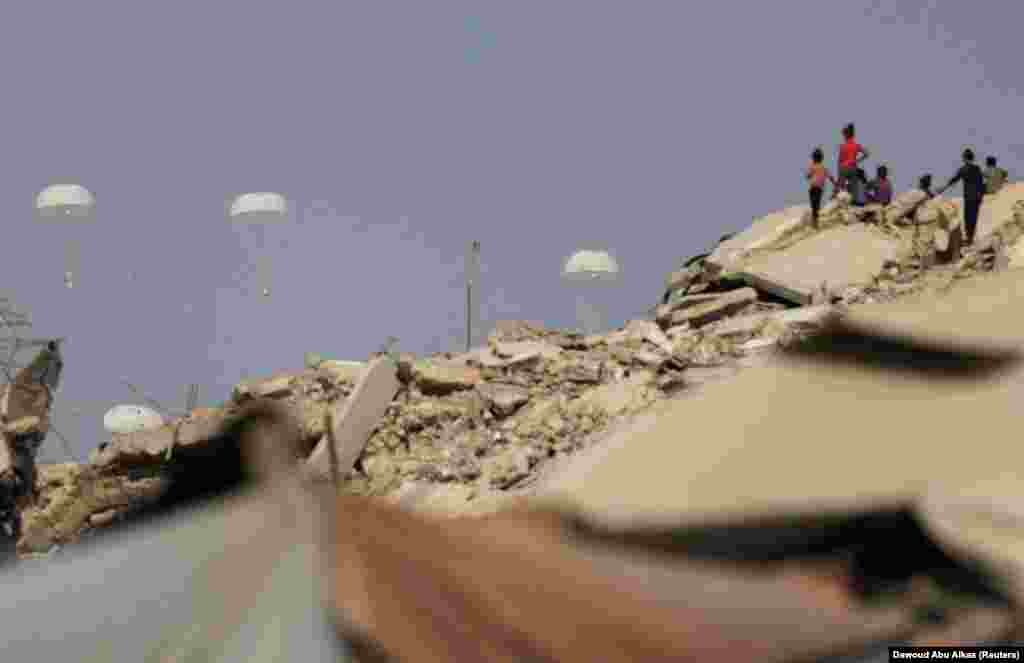 Parashuta me pako ndihmash duke rënë në veri të Gazës, më 14 gusht.