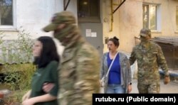 Фрагмент оперативного видео задержания ФСБ в Севастополе крымчанок Виктории и Александры Стрилец по обвинению в госизмене, лето 2024 года