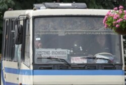 Заручників видно крізь лобове скло автобуса, пошкоджене пострілами зброї