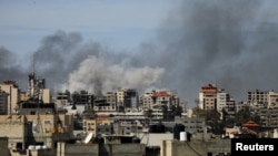 په غزه کې په الشفا روغتون او شاوخوا سیمو کې د اسراییل تر برید وروسته لوګي پورته کېږي ـ د مارچ ۲۱مې انځور.