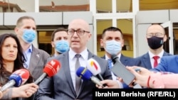 Kryetari i Listës Serbe, Goran Rakiq gjatë një pronocimi për media në Mitrovicë të Veriut.
