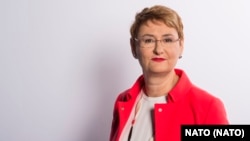 Oana Lungescu a fost cel mai longeviv purtător de cuvânt al Alianței Nord Atlantice. A îndeplinit această funcție între 2010 și 2023. De origine română, fostă jurnalistă BBC, Oana Lungescu este în prezent distinguished fellow al Royal United Services Institute.