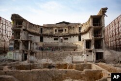 Ruinele teatrului din Mariupol, distrus de ruși la începutul războiului, în 2022, văzute un an mai târziu.