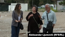 Динара Смаилова (в центре) во время интервью Балканской редакции Азаттыка. Будва, 17 апреля 2025 года