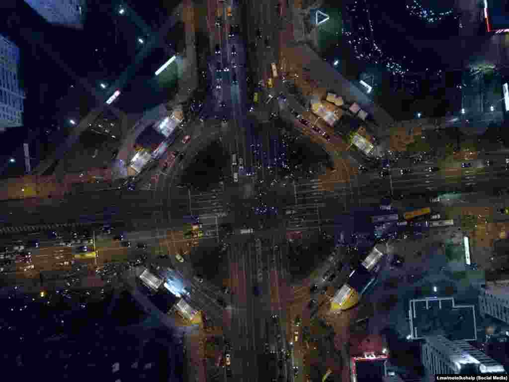 Минскідегі "Пушкин" метро станциясы мен Дзержинский даңғылында автокөліктер жолды жапты, көшедегі наразыларға қолдау танытып, белгі берді.