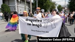 Sloganul Marșului Moldova Pride 2025, pe o pancartă ținută de participanții din fruntea coloanei, pe 15 iunie, în Chișinău