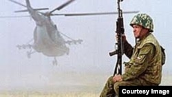 Сарбози пойгоҳи 201 ҳангоми тамрини низомӣ. Акс аз бойгонӣ