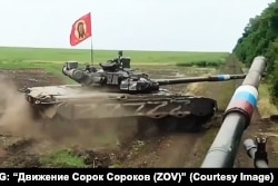 Сьцяг з выяваю «Спаса Нерукатворнага» на вежы аднаго з расейскіх танкаў на вайне ва Ўкраіне. Такі ж самы сьцяг выкарыстоўваюць у слонімскім вайскова-патрыятычным клюбе «Грэнада» для навучаньня дзяцей. Скрыншот зь відэа тэлеграм-каналу «Движение Сорок Сороков (ZOV)»