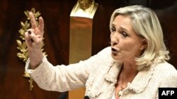 Lidera extremei drepte, Marine Le Pen, rostind un discurs în Adunarea Națională de la Paris înaintea votului de neîncredere în Guvernul Bayrou