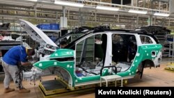 Жаңши провинциясында, Наньчан шаарында жайгашкан Jiangling Group Electric Vehicle заводунда электромобиль чогултулуп жатат.