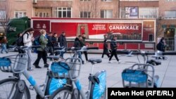 Muzeu lëvizës në qendër të Prishtinës.