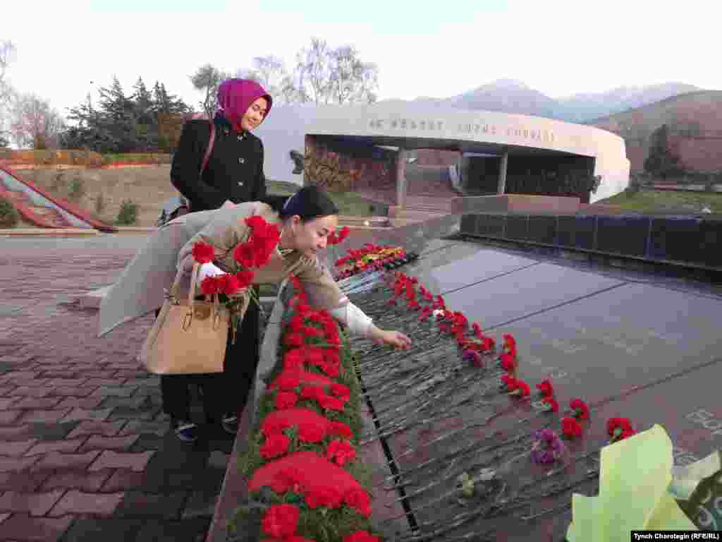 "Сталиндик репрессиянын күнөөсүз курмандыктары элдин эсинде" аттуу эл аралык илимий жыйын күнү. "Ата Бейит" эскерүү жайында. 08.11.2017.