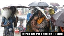 Беженцы рохинджа, которых на границе с Мьянмой задерживают бангладешские пограничники. 31 августа 2017 года  