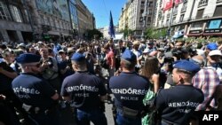 Polițiști supraveghind mulțimea adunată la marșul Pride din Budapesta, 28 iunie 2025.