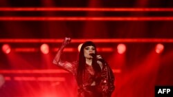 Dyshja shqiptare Shkodra Elektronike, që përfaqëson Shqipërinë me këngën “Zjerm”, gjatë gjysmëfinales së parë në Bazel, më 13 maj 2025.