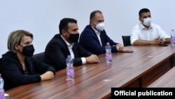 Тетово- градоначалничката на Тетово Теура Арифи, премиерот Зоран Заев, министерот за здравство Венко Филипче на состанок на кризниот штаб