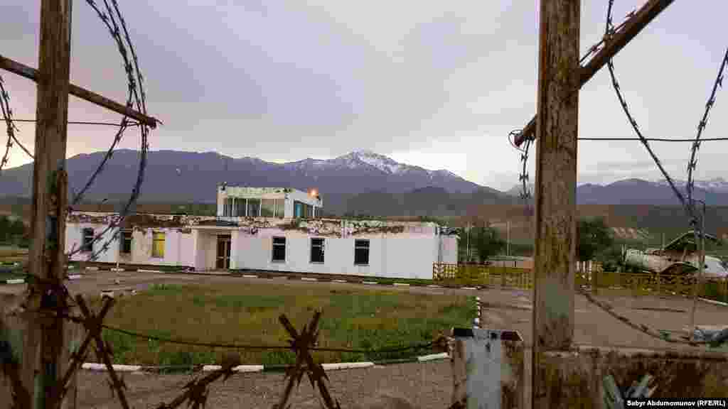 Аэропорт деңиз деңгээлинен 1277 метр бийиктикте жайгашкан. Учуп-конуу тилкесинин узундугу 1840 метр, туурасы &nbsp;35 метр жана 22 тоннага чейинки самолётторду жарык маалда гана кабыл алат.