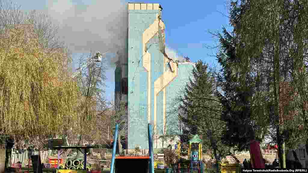 A Ternopiltól nem messze fekvő Lviv polgármestere, Andrij Szadovij a Telegramon arra figyelmeztette a lakosságot, hogy ne hagyják figyelmen kívül légiriadó riasztásait, mert a veszély valós