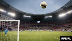 Футбольний стадіон «Донбас Арена» у Донецьку, 15 червня 2012 року