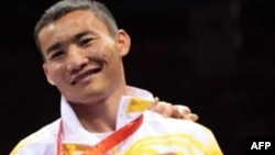 Канат Слямулы награжден Олимпийской бронзовой медалью. Пекин, 24 августа 2008 года.  