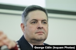 Gindrovel Dumitra, medic de familie din comuna Sadova, județul Dolj, spune că este greu să îi convingă pe unii pacienți despre eficiența vaccinurilor. Potrivit acestuia, principalele persoane care suferă de pe urma dezinformării sunt cele cu vârste de peste 65 de ani.