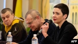 Марыя Калесьнікава, Віктар Бабарыка (у цэнтры) і Ўладзь Лабковіч падчас прэс-канфэрэнцыі вывезеных ва Ўкраіну беларускіх палітзьняволеных. 14 сьнежня 2025