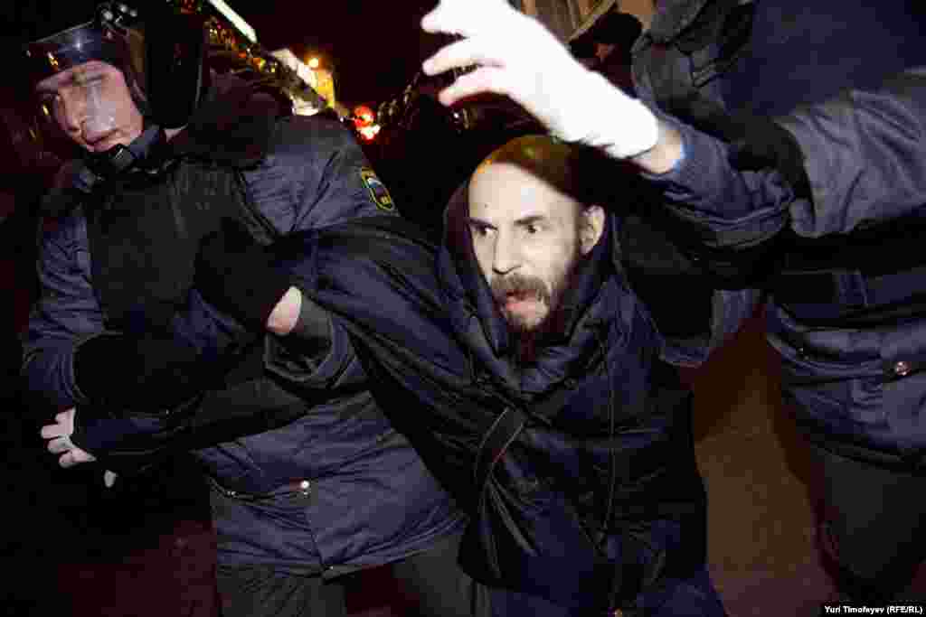 Law enforcement officers arrest antigovernment rally participants on Moscow's Triumph Square on December 6.