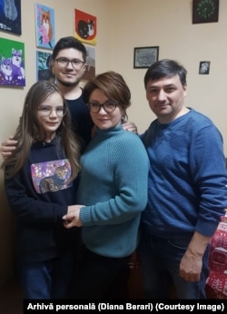 Familia Berari și Diana Lazăr, una dintre beneficiarele transplantului de rinichi de la fiica lor, Delia.