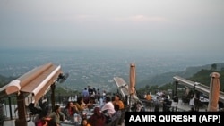 په اسلام اباد کې یوشمېر خلک د مارګلې غونډیو پر سر په یوه رستوران کې ناست دي - د ۲۰۲۰ز کال د اګست ۱۰مې انځور. 