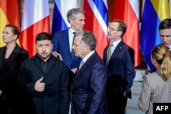 Владимир Зеленский общается со Стивом Уиткоффом во время позирования для совместного фото в Берлине, Германия, 15 декабря 2025 года