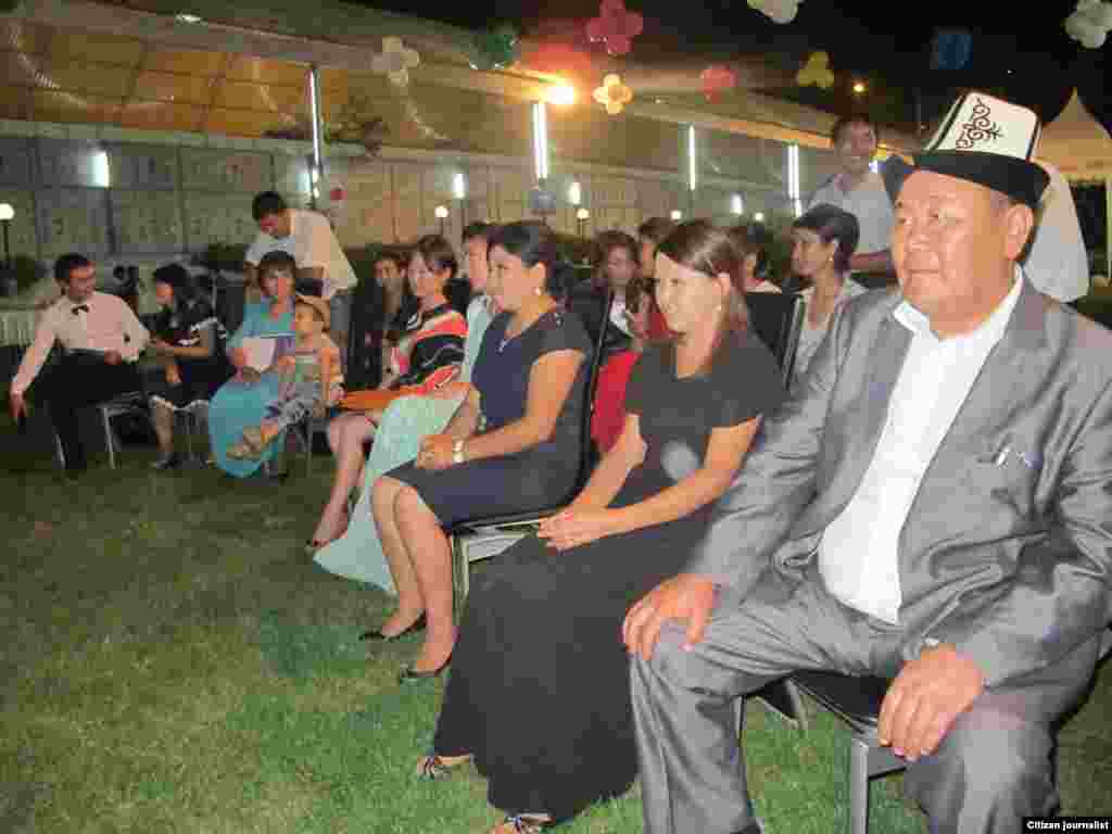 Таир Турсуналиев (крайний справа), сотрудник "Интернью-Кыргызстан" в Оше