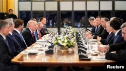 Саммитке президенттер Дональд Трамп, Садыр Жапаров, Касым-Жомарт Токаев, Эмомали Рахмон, Сердар Бердымухамедов жана Шавкат Мирзиёев катышты.