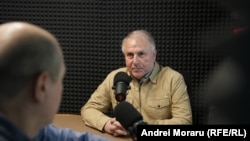Psihologul Mihai Șleahtițchi, invitat al podcastului „În Esență...”, în studioul Europei Libere