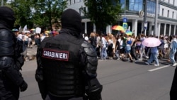 Marșul Pride de la Chișinău, pe traseu deviat și umbrit de altercațiile cu poliția ale unui grup de contramanifestanți 