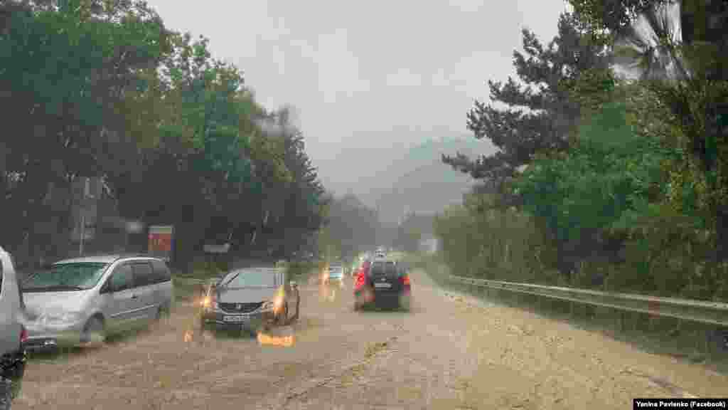 Раніше повідомлялося, що у зв'язку з рясними опадами в районі селища Оползневе на Південнобережному шосе сталося сходження грязьового паводку​