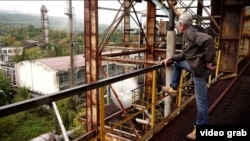 Ioan Muntean, un fost muncitor al uzinei în care vrea să reinvestească Rheinmetall, contemplă ce-a mai rămas, de la înalțime.