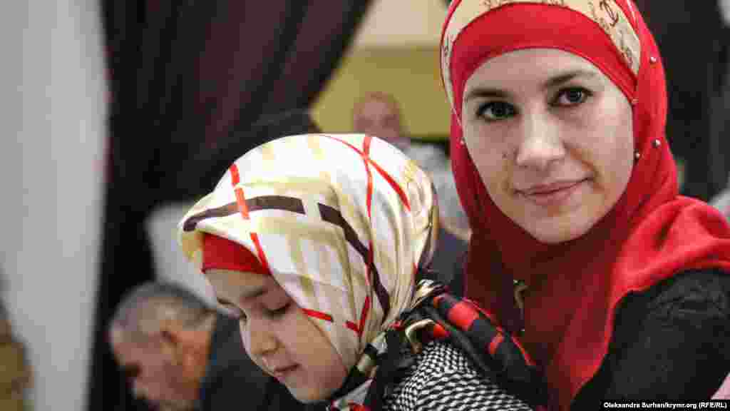 Сім'я Марлена Асанова &ndash; одного з кримських татар, яких звинувачують у тероризмі. Його дочка Сафіє, що сидить на руках у мами Айше, підписала листівку батькові перед зборами. Вона написала: &laquo;Баба (з кримськотатарської &ndash; &laquo;тато&raquo; &ndash; КР), як ти? Я сумую за тобою! Дуже сильно люблю! Чекаю тебе! Ти моє сонечко! Твоя Сафіє&raquo;