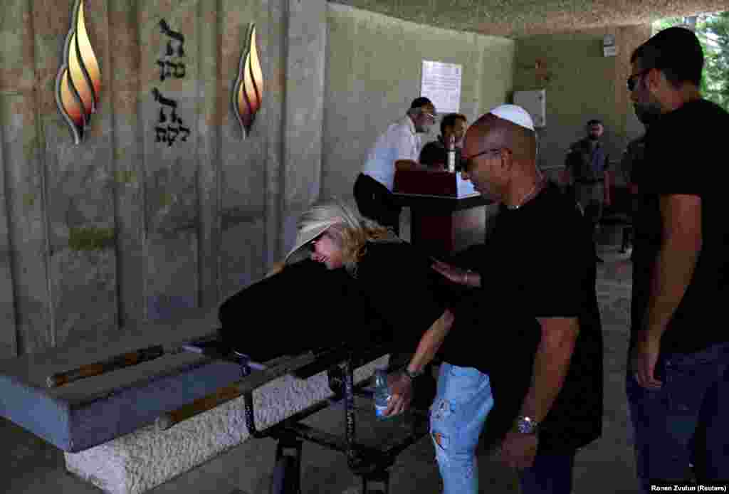 Žena tuguje na sahrani Belle Ashkenazi, koja je poginula u svom domu kada ga je pogodila raketa ispaljena iz Irana, u Holonu, 16. juna.