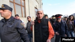 Армения - Оппозиционный активист Шант Арутюнян возглавляет антиправительственное шествие в Ереване на площади Свободы, 5 ноября 2013 г.