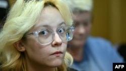 18-годишната студентка по музика Диана Логинова, известна с артистичния си псевдоним Наоко, в съда в Санкт Петербург, Русия, 28 октомври 2025 г.