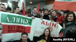 Татар яшьләре Алинә Заһитованы каршы ала