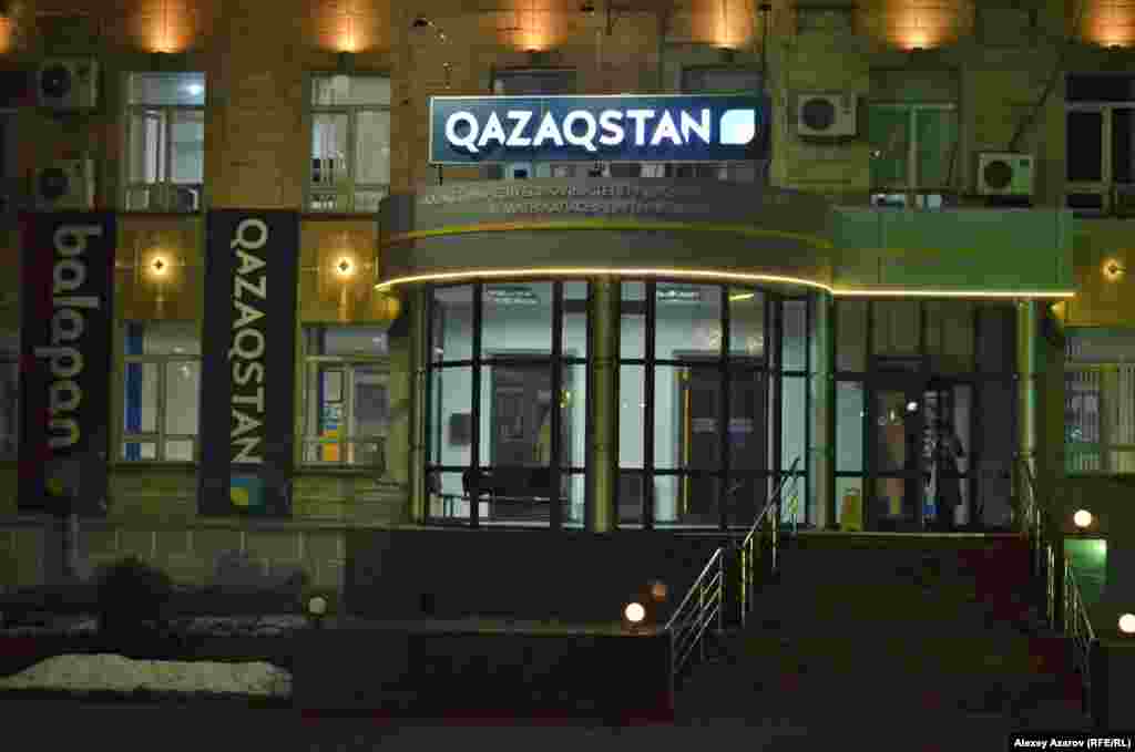 "Қазақстан" мемлекеттік телерадиокорпорациясы қазақ тіліндегі атауын латын қарпінде жазуға алғашқылардың бірі болып көшті. Суретте: мемлекеттік телекомпания ғимаратындағы жазу. 2018 жыл.