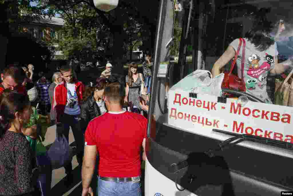 Local residents board a bus to Moscow&nbsp;in the eastern town of Kramatorsk as they flee the fighting in Slovyansk on June 4.