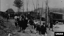 Репродукція фотографії, на якій зображено виселення поляками українського населення під час операції «Вісла», що зберігається в архіві СБУ