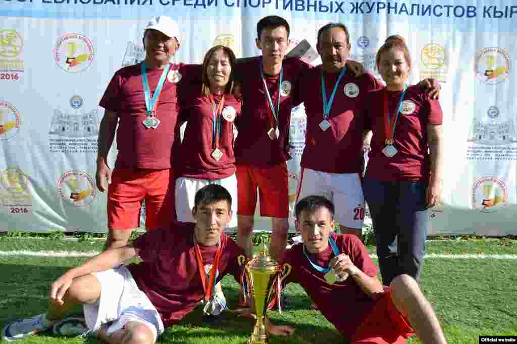 Спорт журналисттеринин мелдеши өткөн "Дөлөн" спорттук комплекси белгилүү коомдук жана спорт ишмери, Кыргыз ССРинин Спорткомитетин 20 жылга чукул жетектеген Дөлөн Өмүрзаковдун урматына уулу Кубан Өмүрзаков тарабынан салынган.