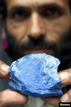 په خیبر پښتونخوا کې یو دوکاندار د لاجبرو (لاجوردو) کاڼی ښيي. د هغې صوبې په غرییزو سیمو کې بېلابېل قیمتي کاڼي او غمي موندل کېږي - انځور له ارشیفه.