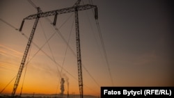 Përçues të energjisë elektrike, ndërsa prapa shihet tymi nga termocentralet në Obiliq - Fotografi nga arkivi.