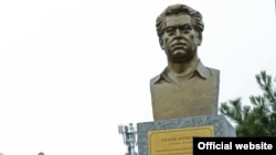 Чыңгыз Айтматовдун Түркиядагы айкели. Аны бедизчи Чыңгыз Шайкеев жасаган.