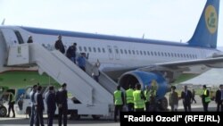 Самолет авиакомпании "Узбекистон хаво йуллари" впервые за 25 лет приземлился в Душанбе. 11 апреля 2017